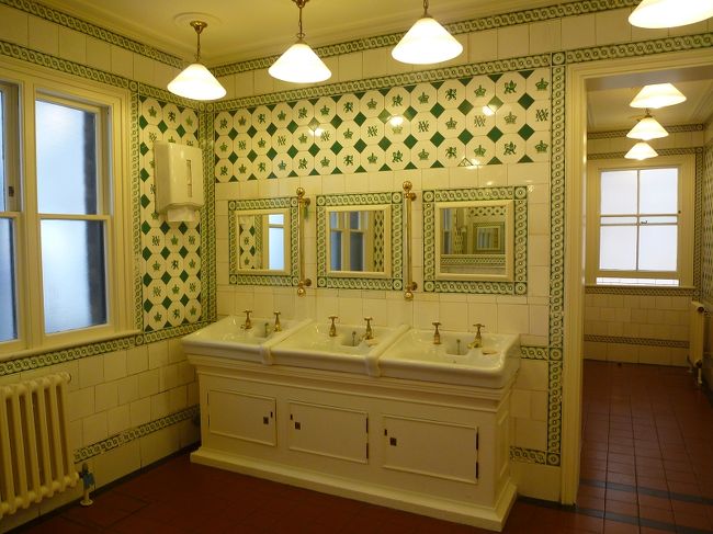 ここも、素敵お手洗い。<br />確か、↑のルームからでて、左側のドアのお手洗いです。<br /><br />女王陛下のトイレでございます。<br /><br /><br />外国の方は用を済ますとさっさと出るので、<br />ここで、ゆっくり荷物の整理ｗｗお顔のお直しｗｗ