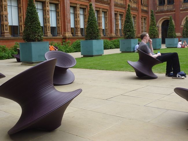 中には、こんな面白い椅子が！<br /><br />楽しそうーと、私も座ってみます。<br /><br />これ、すごくいい！！<br />グラグラできて、疲れがとれます〜♪<br /><br />たくさんあるので、ぜひ座ってみて下さい!(^^)!