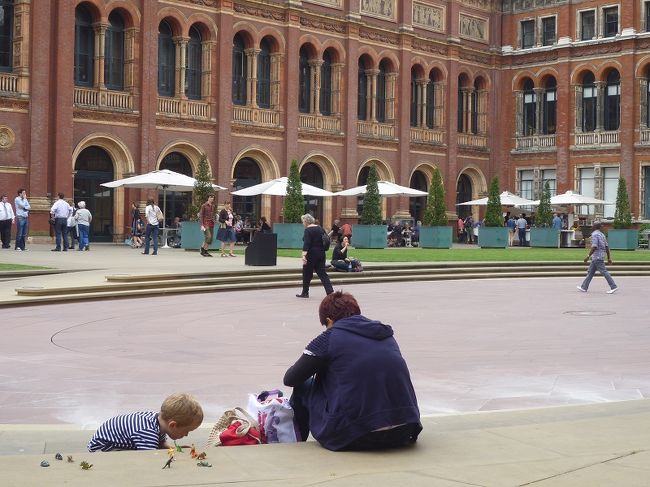 不思議デザインの椅子に座って、林檎をかじりかじり、<br />ボーットしてました。<br /><br /><br />皆、それぞれの時間を過ごしてます。<br />