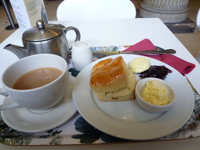再び、Ｖ＆Ａカフェに戻って、スコーンと紅茶を頂きます。<br /><br />さすがに、人も増え、素敵カフェは満席。<br />こちらのシンプルなお席で。<br />アフタヌンティーは１４時半からだそうです。<br />現在１４時過ぎ・・・しまった(ーー;)<br /><br />ホテルに戻るまで、ここでゆっくり過ごしました。<br />今回の旅行を思い出し、メモします。<br />そして・・・気付いたら少々寝ていましたーー。<br />どんだけリラックスしてたんでしょう？<br /><br />それ位、ここは落ち着けますｗｗｗ<br />ケド、外国で居眠りはしてはいけませんよね＾＾