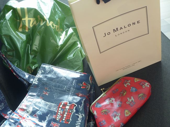 さて、地下鉄でヒースローに向かい、数日前到着したターミナル４へ。オイスターカードを返却し、７ポンドほど返金してもらいました。なんとなく、こっちかな？と進んで行き、出国ロビーへ。<br /><br />免税店はこじんまりとしていますが、ちょうどいいといえば、<br />ちょうどいい。あの、サンドウィッチ屋さんもあり。セインズベリーのような、ミニｽｰﾊﾟｰあり。<br />高級ブランドも少々。端のほうに、香水のジョーマローン発見！<br />日本の半額！！☆〜<br />キャスキッドソンもあって、楽しくお買い物。<br />ハロッズもあります。紅茶やコーヒー、ハロッズのビニール鞄は豊富＾＾<br /><br />そして、大韓航空で仁川を経由して、無事帰国。<br />初めの心配はどこへやら？ロンドンを満喫。<br />けれど、思い返せば、まだまだ行きたい所、食べたいものいっぱい！また、いつか、ロンドンの地を踏めるといいな〜☆♪