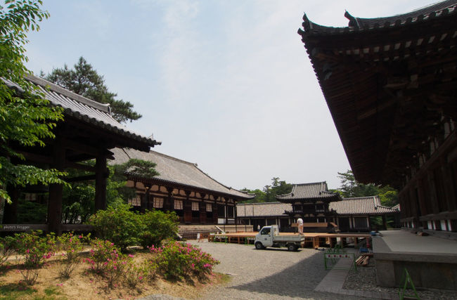 左側奥が講堂です。奥が鼓楼で、その外側に礼堂。<br /><br />講堂は天平宝字四年(760)、平城宮の東朝集殿を移築した物です。<br />寺院の建物として使うために建具を入れたりの改築を受けています。<br />天平時代、平城宮の宮殿建築では唯一の遺構となります。<br />本尊は弥勒如来坐像です。<br /><br />鑑真和上は仏教の普及に関して仏像を最重要としていました。<br />そのため唐から仏師を招き、この場所で仏像を造らせていたと言われます。<br />今でも奈良時代に造られた仏像が新宝蔵にて拝観できます。