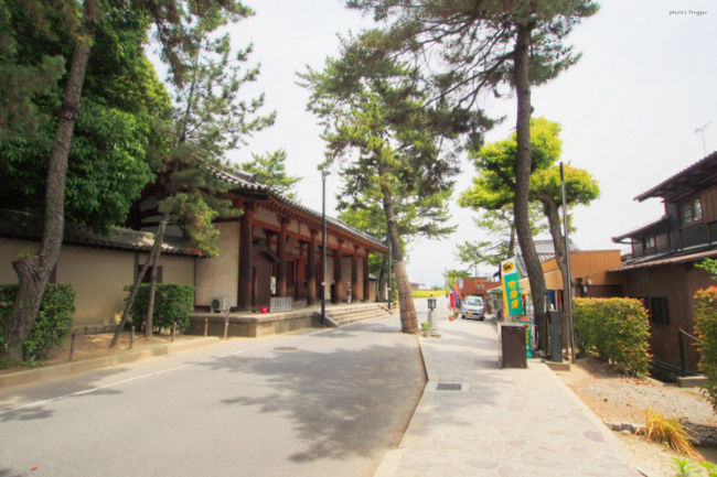 薬師寺から北へまっすぐ歩くと唐招提寺の左側につきあたります。<br /><br />昔は平城京の右京にあたる場所で、早世した新田部親王(天武天皇・第7皇子)の居宅でした。