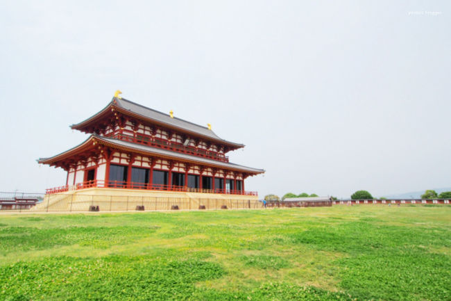 正面幅は44mほど、奥行き20mほど、高さ27mの建物です。<br />直径70cmの朱色の柱は44本使われ、屋根瓦は約10万枚が使われています。