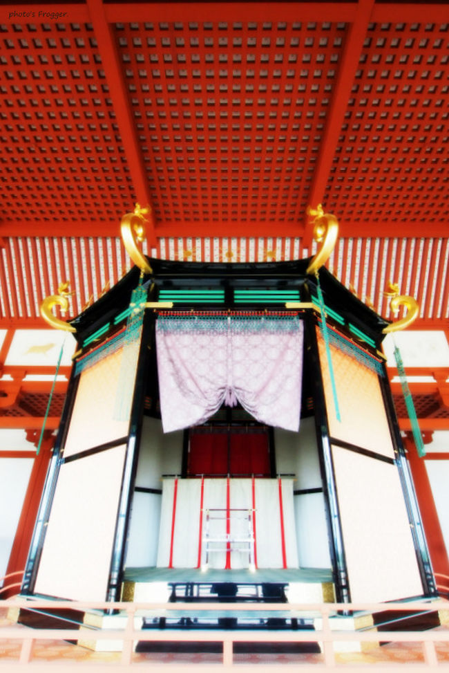 こちらが天皇が着座した玉座・高御座(たかみくら)です。<br />大極殿の高御座は京都御所の大正天皇即位の際に作られたもの等を参考に復元されているそうです。<br /><br />国家儀礼など重要な行事が行われていたとされる場所で、奈良の大仏の建立発布した聖武天皇もこの大極殿で即位しました。