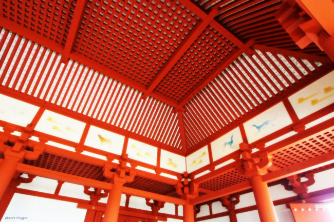 天井の絵と壁画は奈良在住の画家である上村淳之氏によって作成された原画をもとに彩られます。