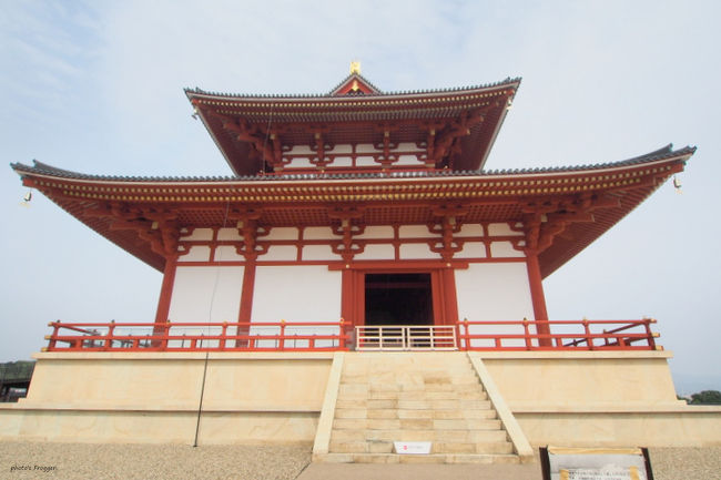 横から。<br />復元では、昔と同じように釘を使わない組み木によって大極殿は復元されました。<br /><br />かつては都が移ることになると解体され、また新たな地で組み上げられていたのです。