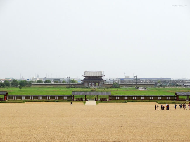 だいぶ遠くに見えます。<br />しかし広いです(;´▽｀A``<br /><br />平城宮遷都1302年目の5月、そんなこんなで帰路に着く。<br />今回はベタな奈良めぐりになってしまいましたが、やっぱり学生時代で自分で決めていない見学などほとんど覚えていないし頭にも入ってない。<br />コニカのビッグミニで写真を撮りまくったのは覚えている(爆)<br /><br />次回は今回たどれなかったお寺や飛鳥の方を巡りたいな〜と思いながらの帰路でした。<br /><br />奈良は時間が流れるのがゆっくりだ・・・等と良く言われますが、本当にそう感じる。<br />奈良ワンダーランド。<br />とりあえず充実した見仏。<br />うまし うるわし、あをによし・・・・・全て良し(爆)<br /><br /><br />長々と見ていただいた方、ありがとうございました。<(_ _*)><br />