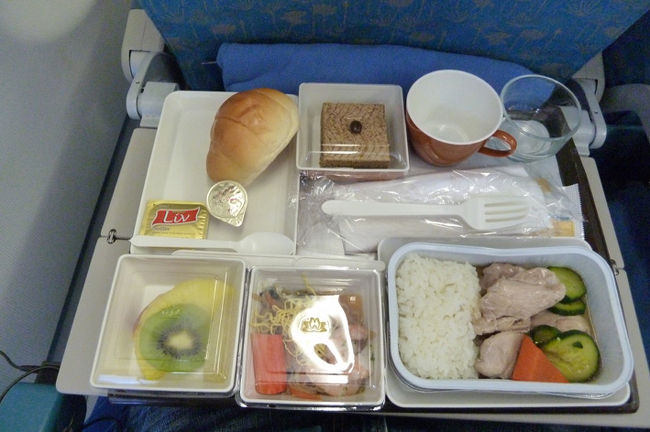 行きはベトナム航空で。機材はA330で思いの外快適であった。機内食も問題なし。