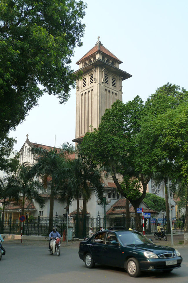 タンロン遺跡北門前に建つクアバック教会の塔。ここで早速日本語勉強してます学生もどきに腕を掴まれるが、振り払って先へと進む。振り払うと当人は残念な顔などせず舌打ちしていた。お陰でこちらは北門の写真は撮れずじまい。