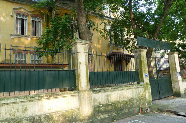 国防省を過ぎ、街区を一周するとかなり古い建物が並んでいる区画を通る。年号からするとフランス植民地時代の建物か。