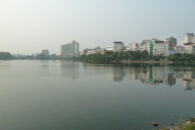 西湖とニエン通りで隔てられるチュックバック湖に出る。アオコたっぷりでかなり臭う湖。