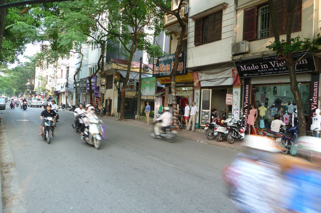 CWDホテル前の風景。とにかくバイクが多く、道を渡るのは命がけ。