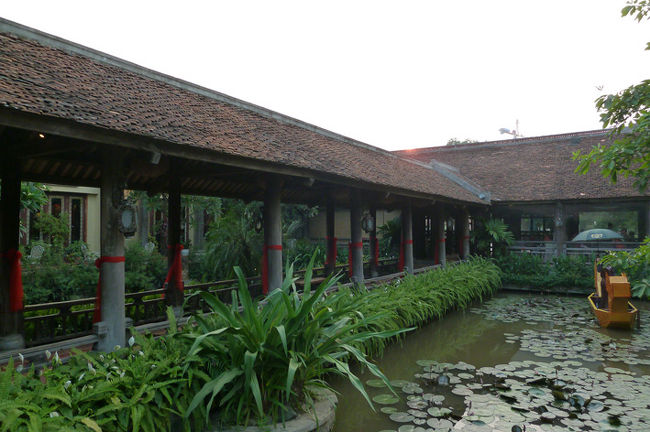 夜、西湖北側の遊園地に隣接するSenというバイキングレストランへと行く。