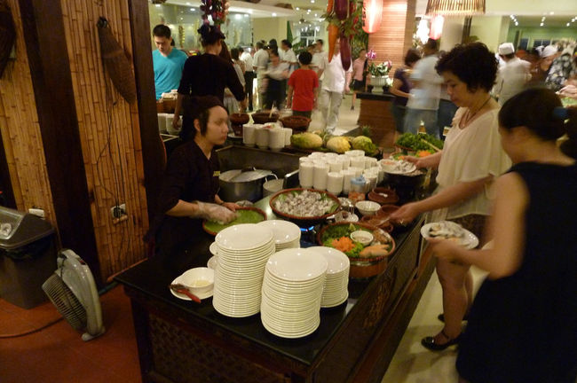 激しく広いバイキングで、まずどれを喰うかかなり悩む。