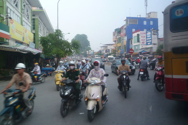 翌日、仕事に出る。道はバイクで溢れかえり、激しい渋滞に巻き込まれる。完全なカオス状態。