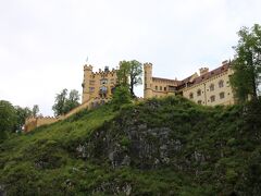 丘の上に立つホーエンシュバンガウ城。黄色の城壁が特徴的ですね。