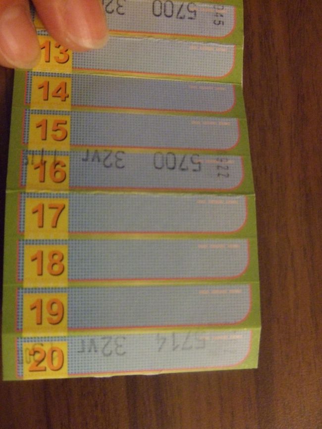 アムステルダムは地区が区分されていて、地区内の乗車であれば、回数券は1コマでOK。<br />隣の地区に行く時は2コマ。2つ先の地区に行くには3コマ。・・・・。<br />って感じで、自分の必要なコマ数を数えて、回数券を折まげ、検札機に差し込む。<br />そんな流れでトラムに乗ります。<br /><br />又は、運転手さんの横のドアしか開かないようなトラムやバスの場合は、<br />運転手さんに行き先を告げて、運転手さんが回数券に検印してくれる場合もあるそうです。<br />