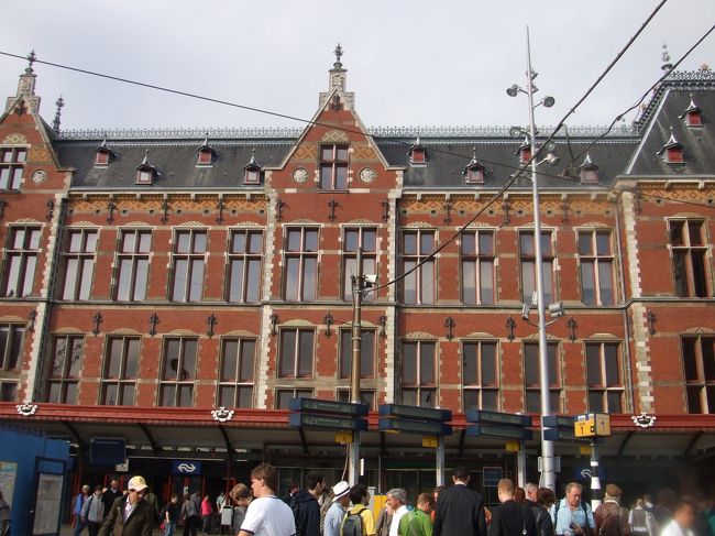 現地時間17時頃。<br /><br />とりあえず、アムステルダム中央駅（東京駅のモデルになった駅）に行ってみました。<br />