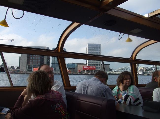 定番のカナルクルーズ（1時間でアムステルダムの運河をめぐる）をしました。