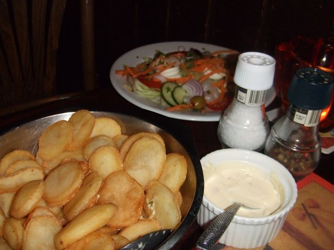 しかもMちゃんはかなり眠いみたいで、会話になりません。<br />『Y君と私は初対面だし、今回の旅の目的は。。。!?』<br />と思いつつも、仕方ないので、私とY君が話してるという妙な状態でした。<br />Mちゃん、明日はちゃんと頑張るんだよ！<br /><br />ホテルに22時に戻って、就寝。<br />Y君は明日仕事なので、Mちゃんと2人でアムステルダム観光。<br />Y君は夕飯を一緒に食べる為に、20時にホテルに来るそうです。<br /><br />とりあえず、長い1日は無事（！？）終了しました。