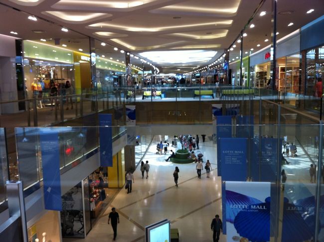 モール内はこんな感じです。<br />百貨店とホテルが一緒になっているので、とても広くて綺麗です。<br /><br /><br />有難いことに日本人ツアー客は殆んどいません。<br />ツアーだと添乗員が到着出口に待ち構えていて空港からジャンタクで免税店、ホテルへ直行しますからね？<br /><br />