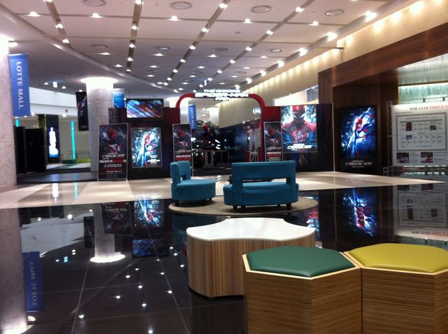 百貨店入口左側に「スパイダーマン」の展示イベント。