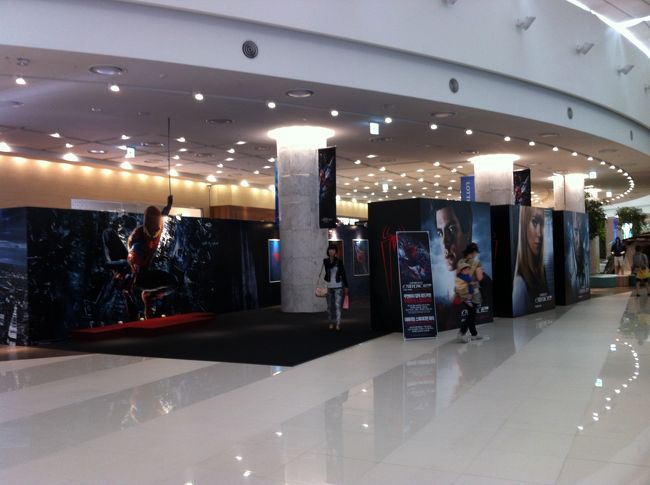 デカデカと「スパイダーマン」の演出がされており、通行客はフォトスポットで写真撮影したりして見学してました。