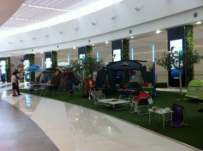 反対側の右側には、アウトドア用品の展示がされていました。　テントだけでも１０個はあったかな？<br />柱にはデジタルサイネージがズラーっとありました。