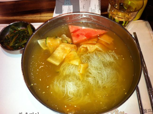 dootaとロッテマートで買ったお土産を免税申請を済ませ、チェックインも済ませ一息つけたら、お腹がすいたのでまたロッテモールへ行きレストラン街(フードコート？)で冷麺を食べました。<br /><br />ここの冷麺は素麺みたいに細くてめちゃくちゃ美味しかったです。次回の訪韓の際にもここはまた来たい店です♪