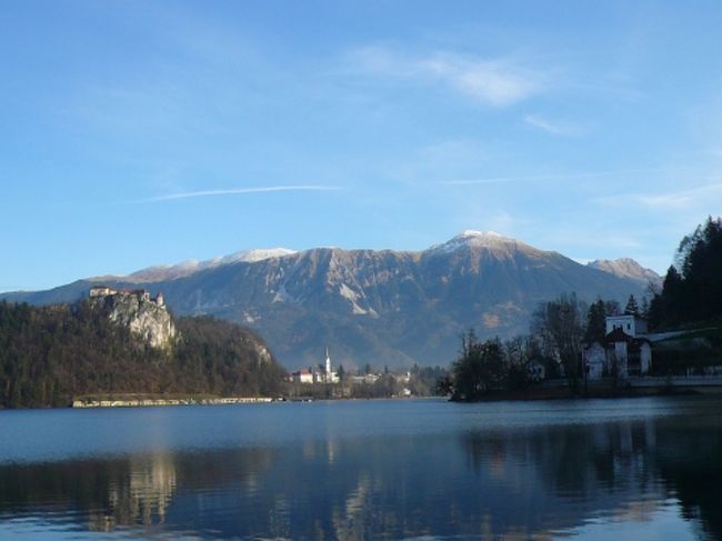 毎年１回は行きたいなぁ〜と、楽しみにしている海外旅行。<br />2008年は、「クロアチア＆スロベニア」へ某旅行会社のツアーにて行って参りました。<br />正直言って、両国のことは、ほとんど知りませんでした…。<br />ただ、クロアチアにある「ドゥブロブニク」って場所の景色が本当に素敵で、いつかは行ってみたい！と思ってた場所の１つだったので、お友達に誘われた時に行くことに決めました。<br />（予定としては、老後とか…、もっと世界を回ってからの候補地だったんですけどね。。。）<br />そんな訳で、スロベニア＆クロアチアの予備知識は全くのゼロ。<br />予約を入れてから世界地図で場所を確認しました（笑）<br /><br />まず最初の観光地であるスロベニア（ユーロ圏）へは、直行便がないので、乗り継ぎでした。<br />航空会社は、ルフトハンザ。ツアーだったせいか、全く席のリクエストを通してもらえず、<br />２−４−２の席で、なぜか４人掛けの真ん中２つの席。これってどうなの！？<br /><br />前置きが長くなってしまったので、駆け足で写真の紹介をしちゃいます。<br />到着の翌日、まずはブレッド湖畔の散策。湖畔へ来ると、ブレッド城が凄く断崖に立ってることがよく分かります。<br /><br /><br />