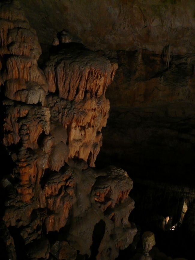 続いて、写真がほとんどないんだけど、ポストイナ鍾乳洞。<br />（暗くて上手に撮れなったのと、一部禁止の場所がありました）<br />ここはヨーロッパ最大級の鍾乳洞で、とにかく広かった！！！！！<br />ここを訪れて、地球って凄いって、本当に思いました。<br />ポストイナ鍾乳洞は、まず時間の予約があるんですけど、団体だからかな？って思っていたら、なんと、内部への移動はトロッコなんですよ〜<br />ディズニーなんかのアトラクションに乗ってるような気分です。<br />そして、中心部の辺りでトロッコを下車して、徒歩にて鍾乳洞の探検です。<br />中は遊歩道のように整備されているし、日本の鍾乳洞とは比べモノのならない大きさで空間も広く、息苦しさは全く感じないので、ご安心を。<br />確か、徒歩で１時間位の観光だったような気がします。<br />本当に見事な鍾乳洞の数々を目の当たりにして、世界感が変わりました。<br />帰りも再びトロッコに乗って出口へと…。<br /><br />