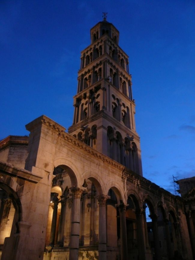 自由時間の時に、この町の屋台みたいなお土産屋さんで、お買い物をしました。<br />初めは何個か買うとオマケしてくれるって言ってたのに、いざ会計になったら<br />ダメと言われて…。<br />ちょっぴり後味の悪い買い物になりました。。。<br />