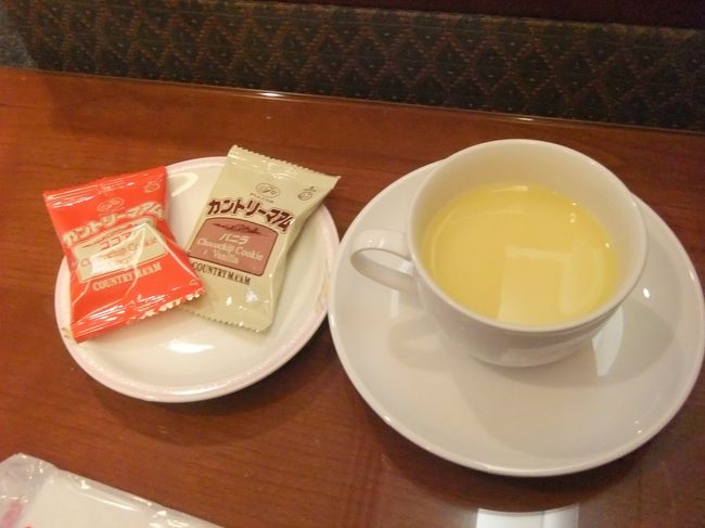 いつもどおり、新幹線の時間に間に合うように早退、出便で駅まで送ってもらえるありがたい職場。<br /><br />その環境に甘えすぎて、私の有給は残りわずか・・・あと半年しないと有給復活しないので、今後はいかに週末（＋半日）で旅するかが課題。笑<br /><br />チェックイン後はサクララウンジでのんびり。<br />ジュース＆コーヒーが自販機みたいなマシーンに変わってた。<br />コーンスープがあったので、飲んでみたけどイマイチ。