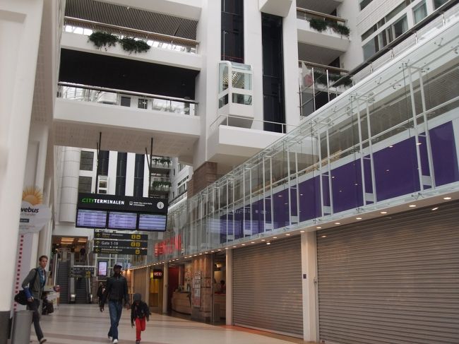 空港から市内はバスで。<br />アーランダエクスプレスの方がもちろん早いけど、高いので・・・<br /><br />往復買うと安くなりました。