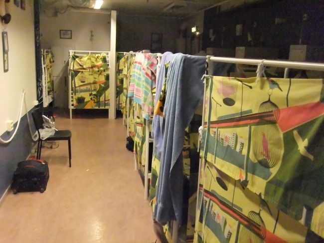 ２段ベッドがたくさん並んでるこのお部屋に１泊。シーツ込みで3,000円弱。<br />