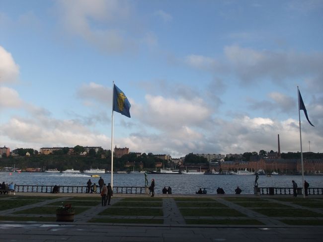 門をくぐって中に入ってみると、人がたくさんいた。<br />観光客と、ジモティも多い。