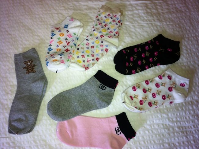 南大門で売ってた「なんちゃって靴下」を１７足１，０００円で購入。<br />日本人観光客の方が色んな場所で購入してました。<br />私もそのうちの一人で〜す(^^ゞ<br />バラマキ土産に色々あげました♪