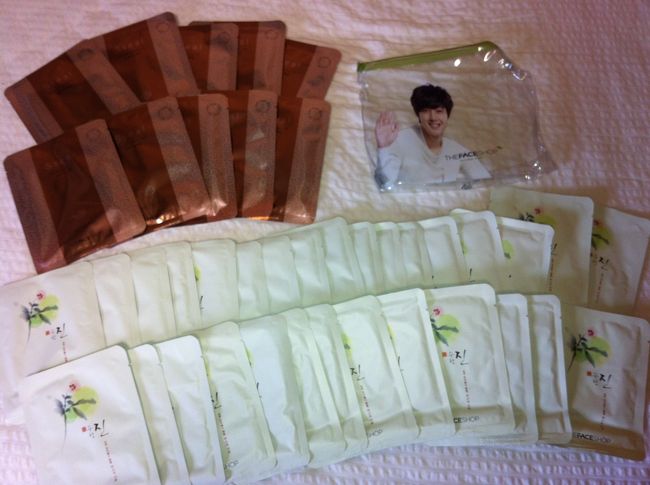 いつも買う漢方シリーズのマスクが東和免税店には種類が無くて、また違った漢方エキス入り上下別々マスクとカタツムリ成分入りマスクを購入。<br />おまけにキム・ヒョンジュン君の透明ポーチが付いていました。