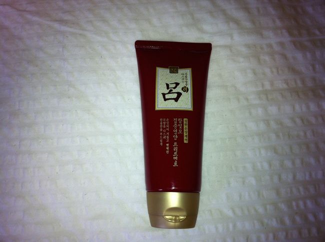 色んなガイドブックに載っている「呂」のトリートメント。　本当は、シャンプー、リンスとトータルで購入したかったが重たいのでトリートメントだけにしました。