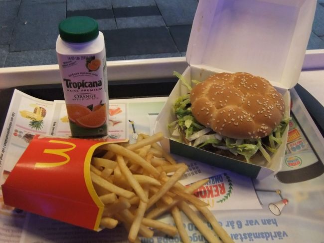 ファミレス系のお店に入ってみたけど、なかなか注文を取りに来てくれなかったので、目の前にあったマックに移動。<br /><br />ハンバーガーでかっ！！