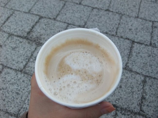 カプチーノを買って宿へ。<br /><br />このカプチーノ、うっかり借りたシーツにこぼしてしまって慌てた・・・<br />ドキドキしながらチェックアウト時に言ったら、笑顔で「ノープロブレム！」と。ごめんなさい。