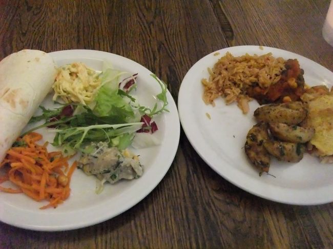 適当にお店に入って食べようかと思っていたけど、昨日はマックだったのでガッツリ食べようと思い、ヘルマンズに行ってみた。<br /><br />150クローナもするビュッフェ。<br />野菜や豆類が中心だけど、ラザニアやパン、ライスもあります。<br />全体的に優しい味付けでおいしかったです。<br />