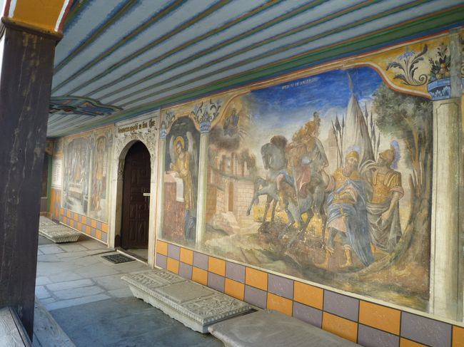 聖コンスタンティン・エレナ教会の壁画<br />下に置いてあるのは、棺のふた