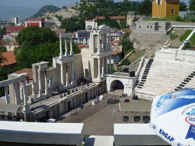 ローマ円形劇場<br />今も使われています。