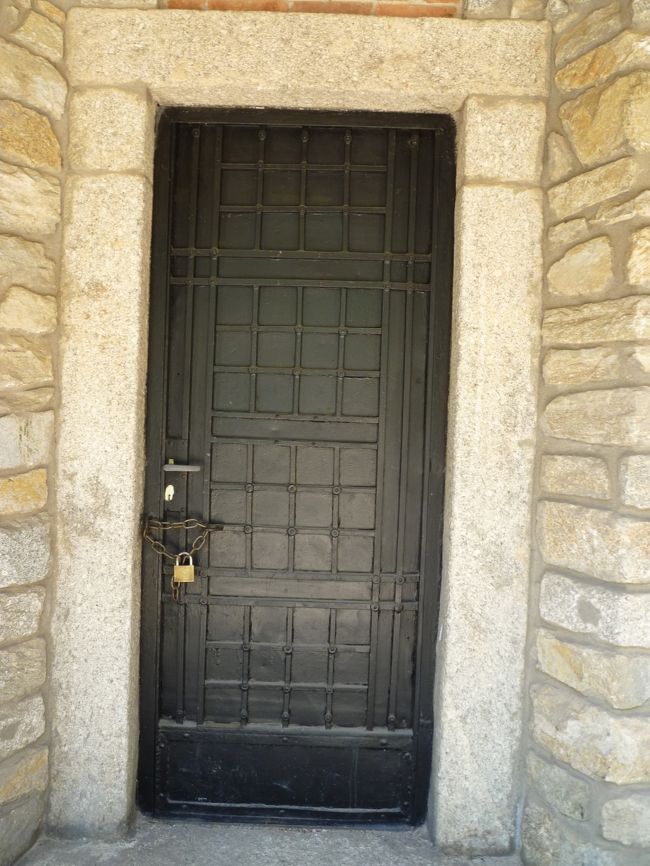 入口には、しっかり鍵がかけられています<br />