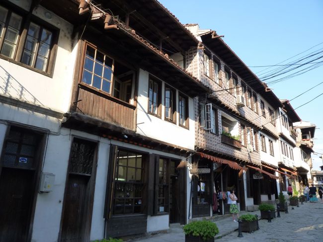 両側にはお土産屋さんが並んでいます