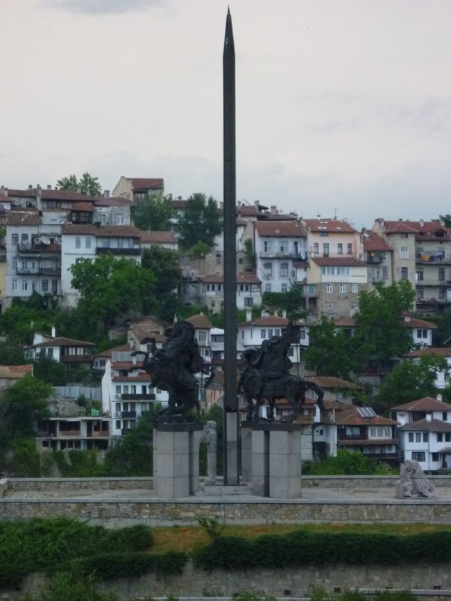 4日目<br />ホテルの部屋からの眺め<br />「アッセン王のモニュメント」 <br />