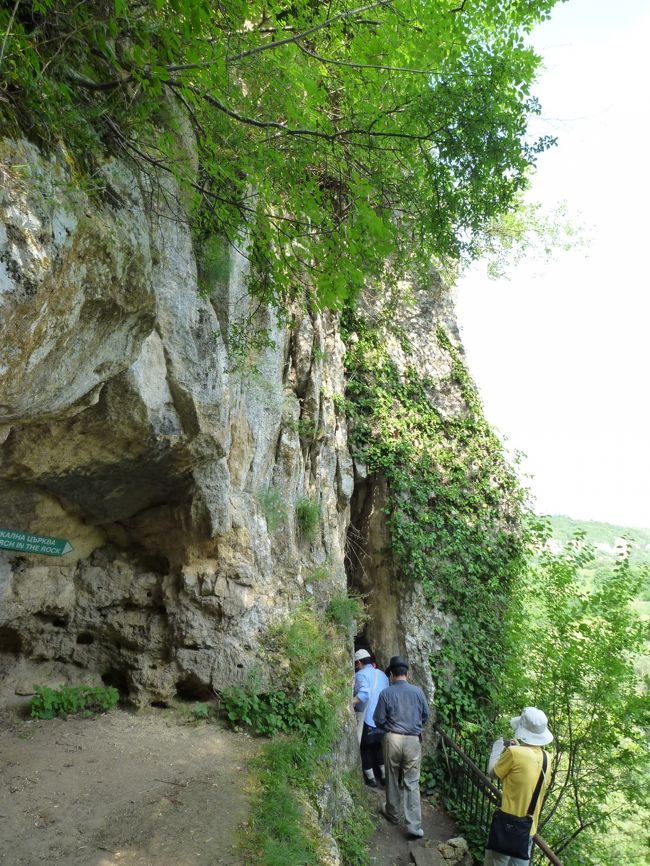 この先にあります<br />内部のフレスコ画きれいに残っています。