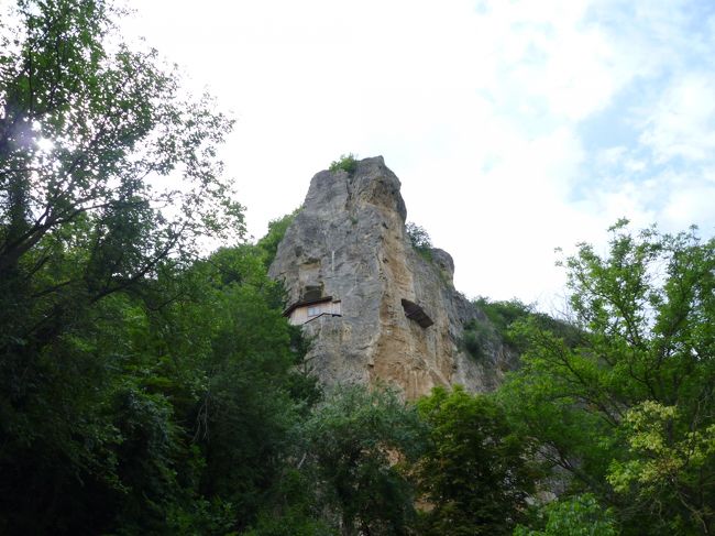 下から撮ったイワノボ岩窟教会